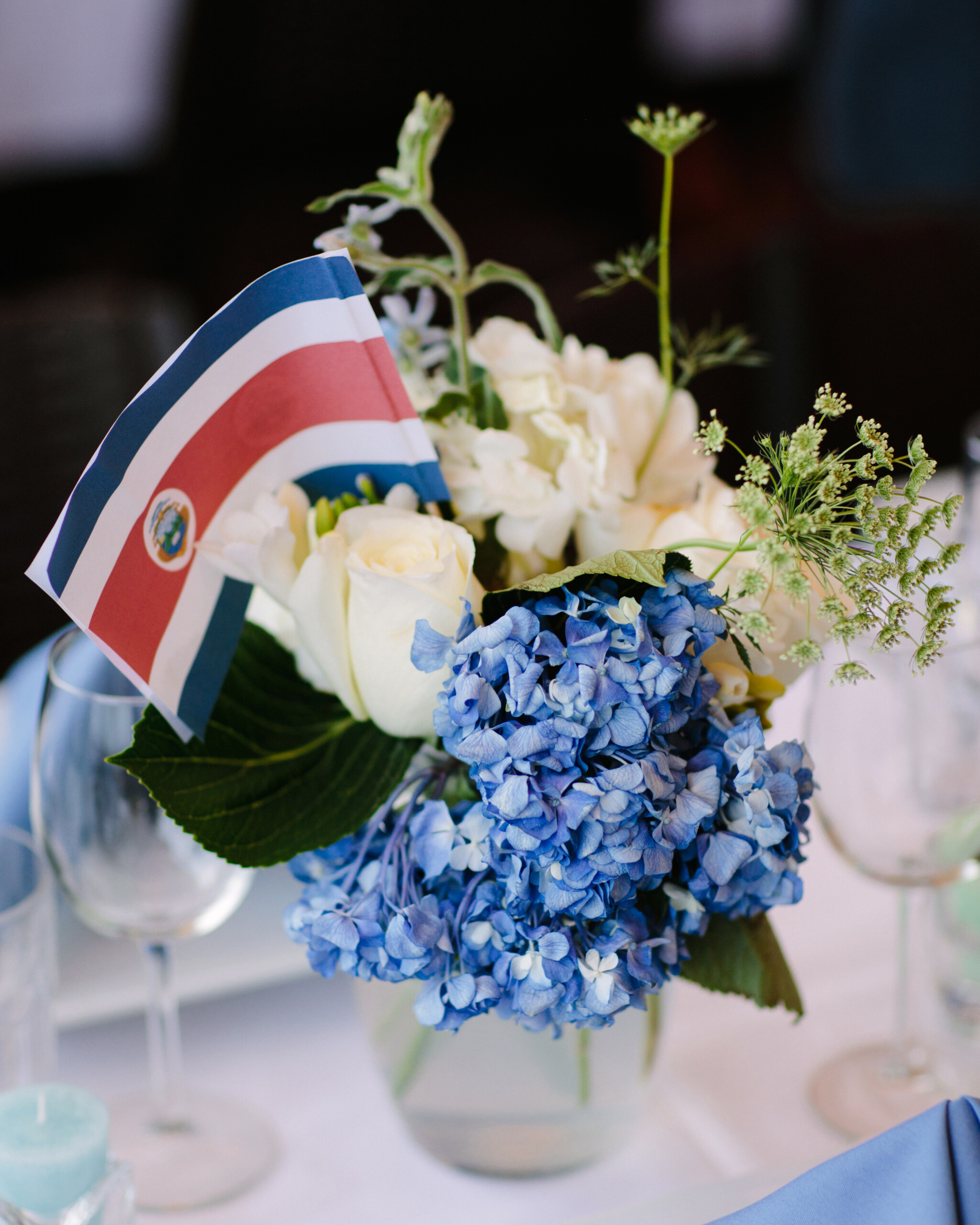 Table arrangement with Costa Rican flag