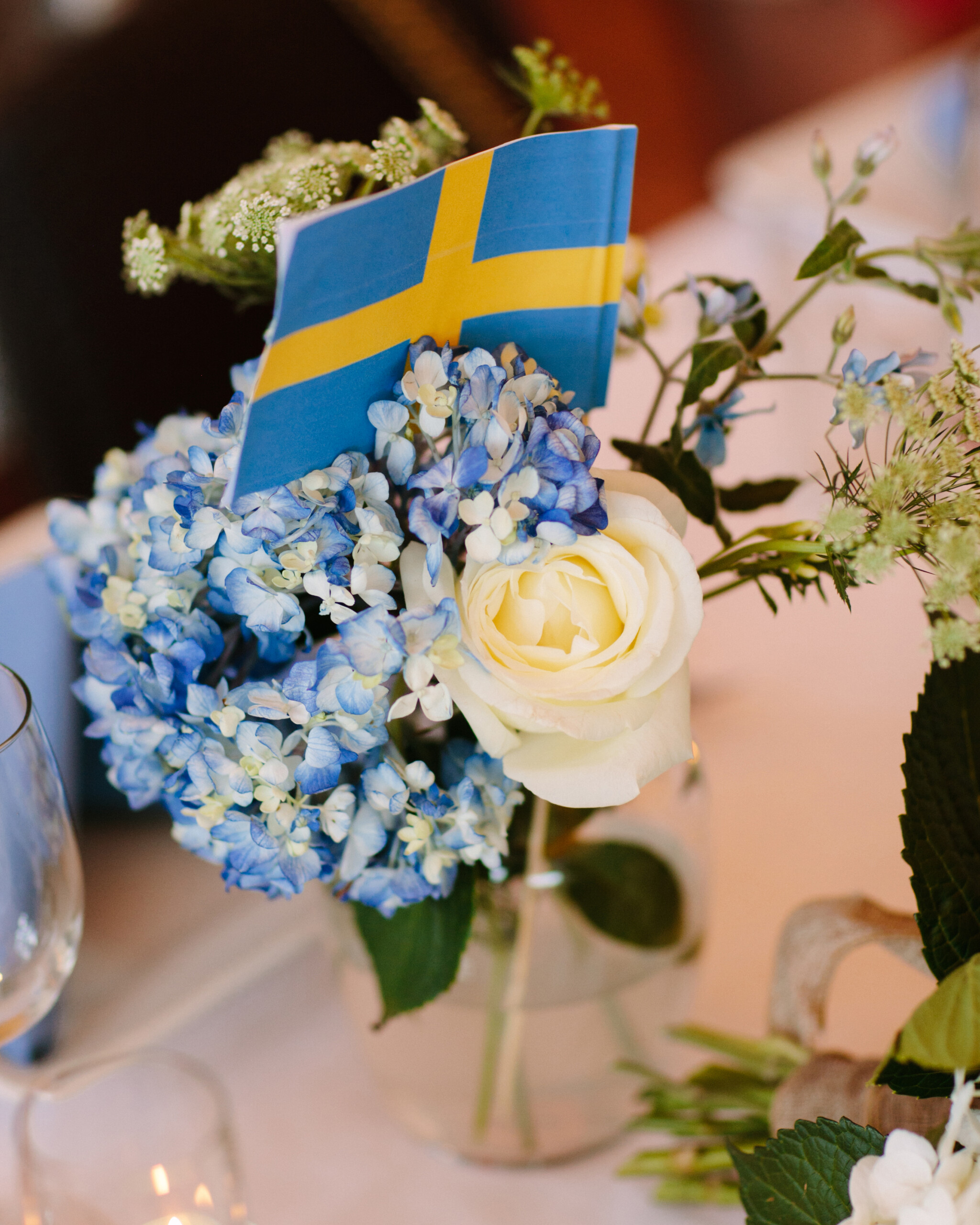 Table arrangement with Swedish flag